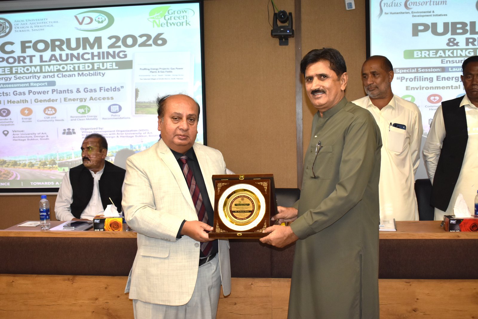 VDO ED Receiving Award From Worthy VC AU Sukkur